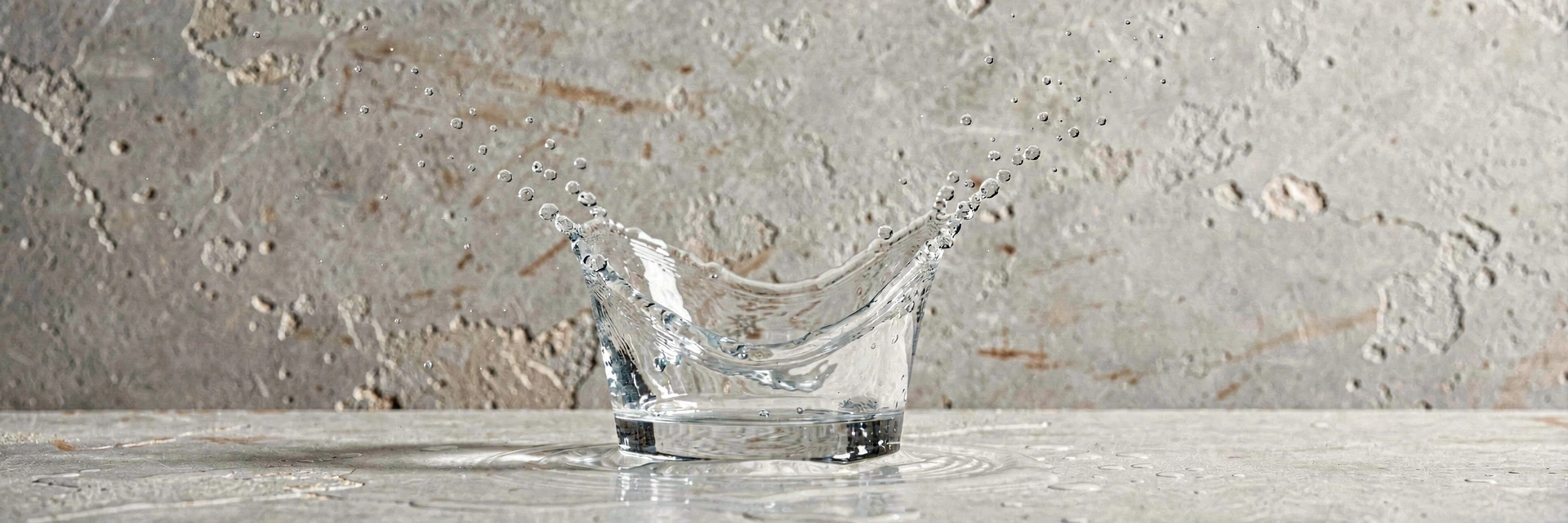 Čistota a hydratace vody jako základ péče o aknózní pleť